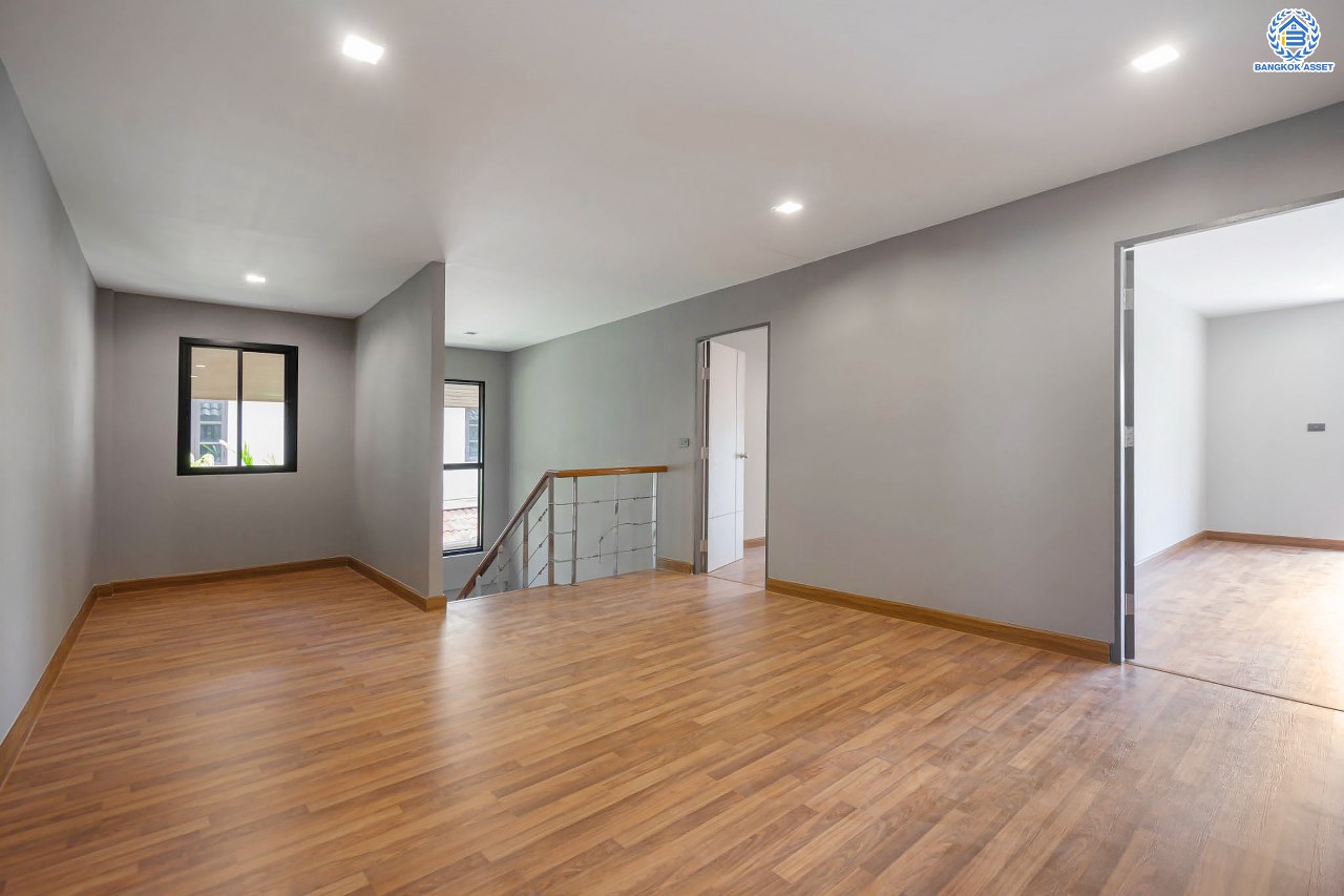 บ้านมือสองตกแต่งใหม่ โครงการ เมืองเอก โครงการ8  วิภาวดี-รังสิต บ้านเดี่ยวหลังใหญ่ บนเนื้อที่ 105 ตร.ว. พื้นที่ใช้สอยเยอะถึง 444 ตร.ม. พร้อมฟังก์ชัน 3 ห้องนอน 5 ห้องน้ำ 1 ห้องอเนกประสงค์ 1 ห้องแม่บ้าน จอดรถได้ 2 คัน สุดยอดทำเล เชื่อมต่อทุกการเดินทาง ใกล้จุดขึ้นทางด่วน "ศรีสมาน" และมหาวิทยาลัยรังสิต